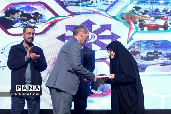 آیین اختتامیه اولین نمایشگاه دستاوردها و طرح‌های پژوهشی برتر دانش‌آموزان سمپاد
