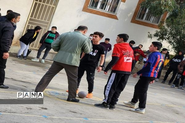 توپ پلاستکی همچنان در میدان مسابقه