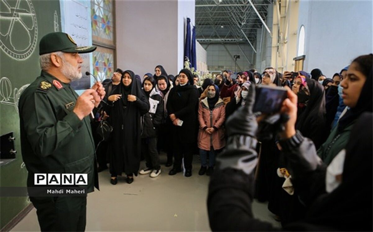 دانش‌آموزان مدارس سمپاد 9 استان کشور از نمایشگاه هوافضای سپاه بازدید کردند
