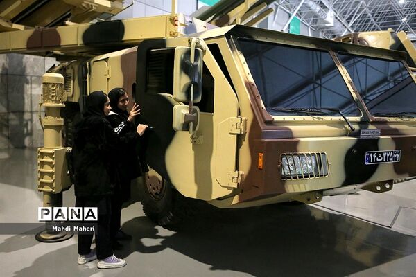بازدید دانش‌آموزان مدارس سمپاد از نمایشگاه هوافضا سپاه