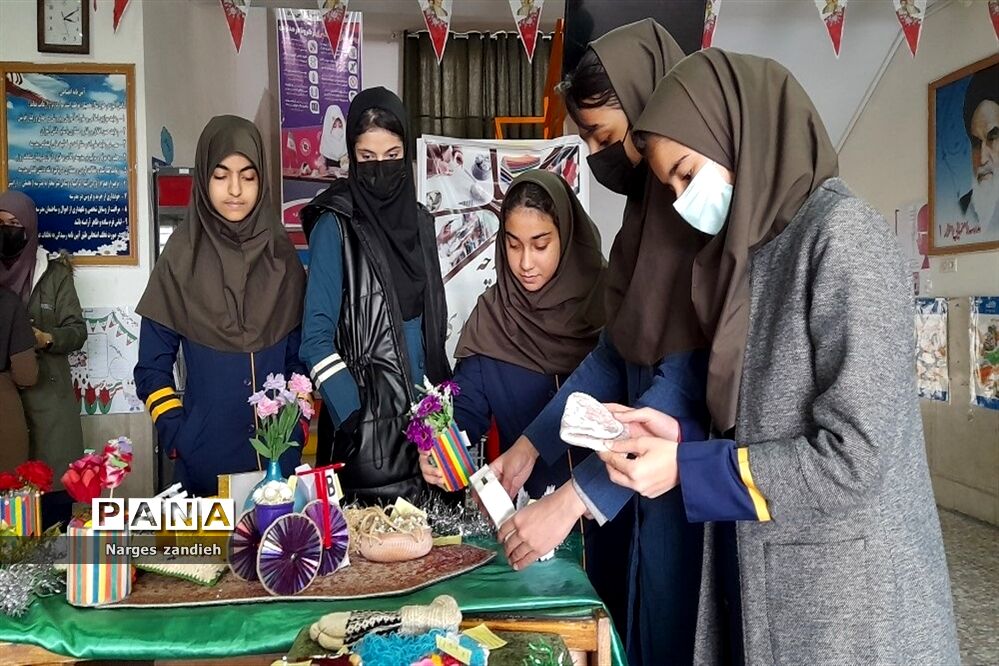 برگزاری جشنواره بومی محلی غذا و دست‌سازه‌های دانش‌آموزی در مدرسه احرار ملارد
