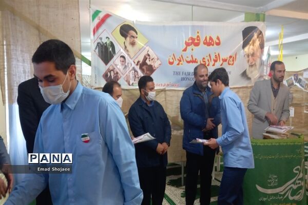 افتتاح نمایشگاه مدرسه انقلاب دبیرستان نمونه آیت الله خامنه‌ای، کاشمر