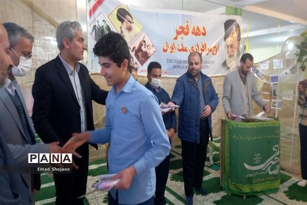 افتتاح نمایشگاه مدرسه انقلاب دبیرستان نمونه آیت الله خامنه‌ای، کاشمر