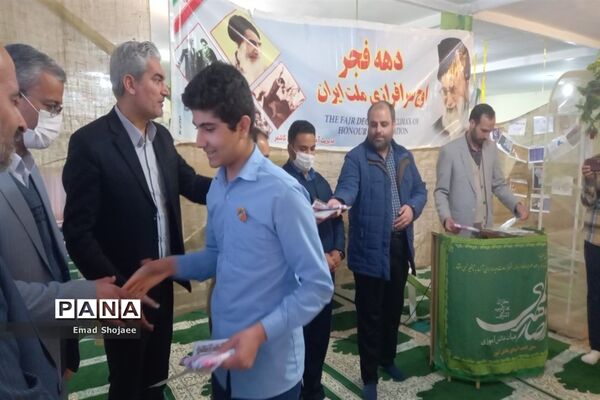 افتتاح نمایشگاه مدرسه انقلاب دبیرستان نمونه آیت الله خامنه‌ای، کاشمر