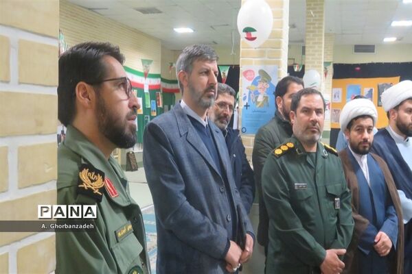 افتتاح نمایشگاه مدرسه انقلاب با حضور معاون وزیر آموزش و پرورش در دبیرستان شیخ صدوق قم