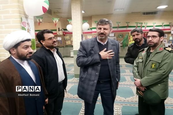 افتتاح نمایشگاه مدرسه انقلاب با حضور معاون وزیر آموزش و پرورش در دبیرستان شیخ صدوق قم