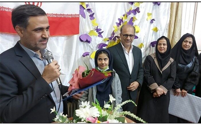 مراسم تجلیل و تقدیر از دانش‌آموز خبرنگار پانا توسط مدیر آموزش وپرورش ناحیه ۴/ فیلم
