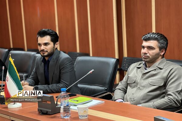 نشست صمیمانه مدیر سازمان دانش‌آموزی با مربیان و مدرسان
