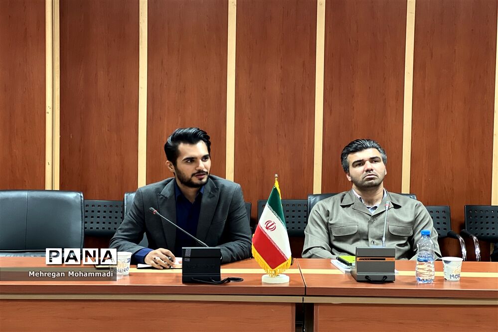 نشست صمیمانه مدیر سازمان دانش‌آموزی با مربیان و مدرسان
