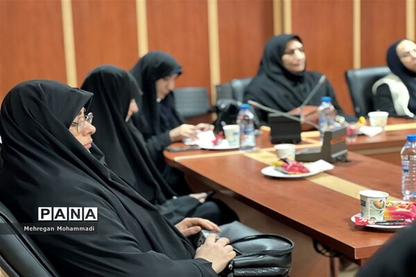 نشست صمیمانه مدیر سازمان دانش‌آموزی با مربیان و مدرسان