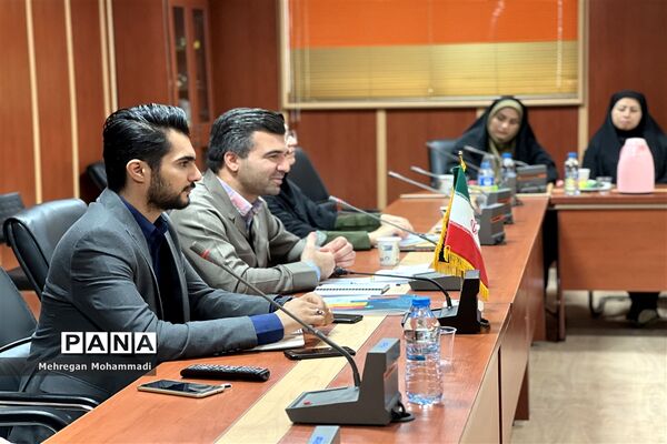 نشست صمیمانه مدیر سازمان دانش‌آموزی با مربیان و مدرسان