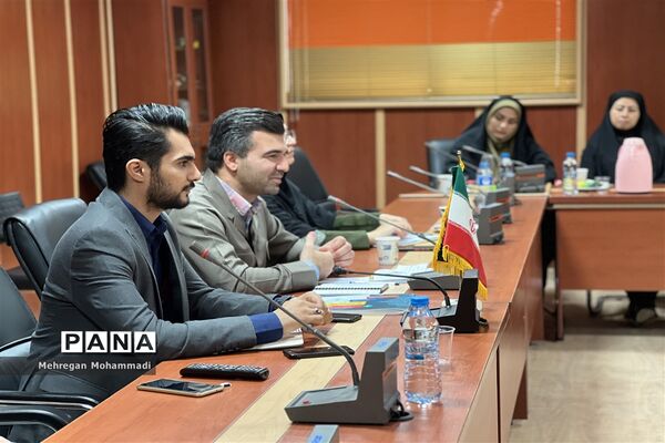 نشست صمیمانه مدیر سازمان دانش‌آموزی با مربیان و مدرسان