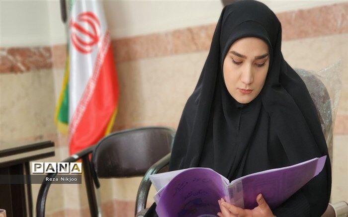 معلم، رهبر فرهنگی جامعه‌ و عهده‌دار تربیت صحیح دانش‌آموزان است