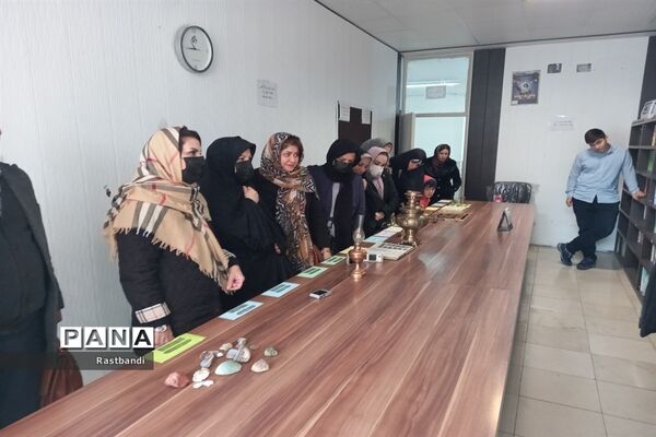 برگزاری نمایشگاه نمادین آثار باستانی در دبیرستان فرهنگ عرفان منطقه ۱۳