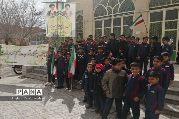شرکت دانش‌آموزان دبستان قرآنی شهید محمد منتظرقائم خاتم در نماز جمعه