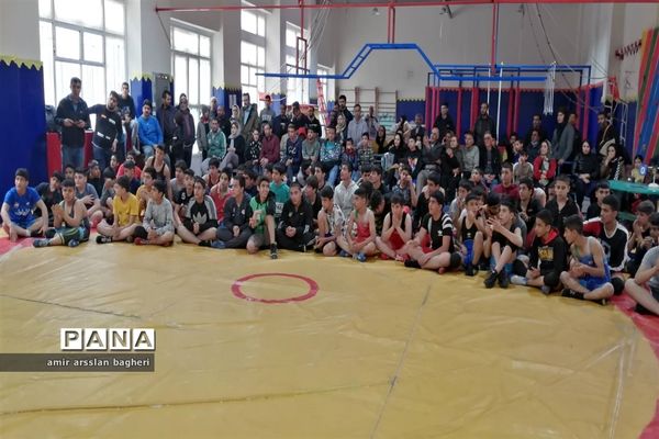 مسابقات کشتی آزاد و فرنگی دانش‌آموزی ناحیه 4 شیراز در رده سنی نونهالان