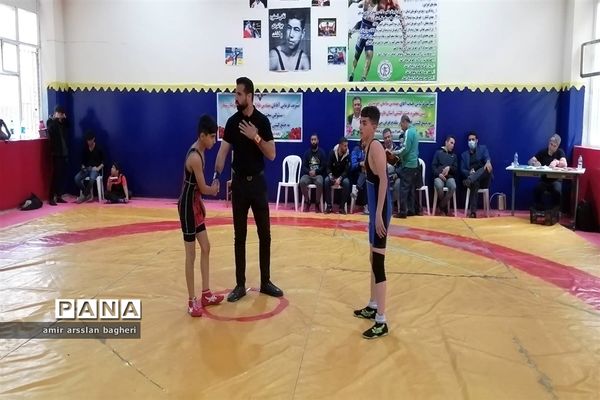 مسابقات کشتی آزاد و فرنگی دانش‌آموزی ناحیه 4 شیراز در رده سنی نونهالان