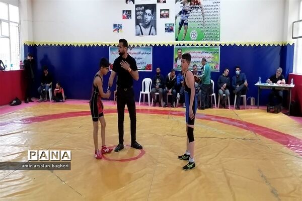 مسابقات کشتی آزاد و فرنگی دانش‌آموزی ناحیه 4 شیراز در رده سنی نونهالان