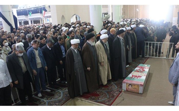 حضور پرشور نمازگزاران جمعه قم در تشییع پیکر نوجوان شهید «علیرضا بادرام»