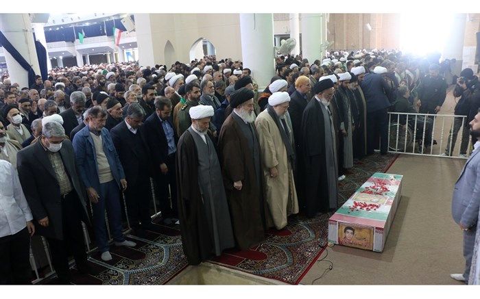حضور پرشور نمازگزاران جمعه قم در تشییع پیکر نوجوان شهید «علیرضا بادرام»