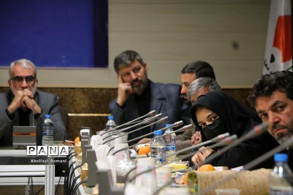 نشست صمیمانه وزیر آموزش و پرورش با خانواده‌های دانش‌آموزان آسیب دیده در قم