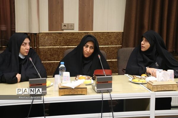 نشست صمیمانه وزیر آموزش و پرورش با خانواده‌های دانش‌آموزان آسیب دیده در قم