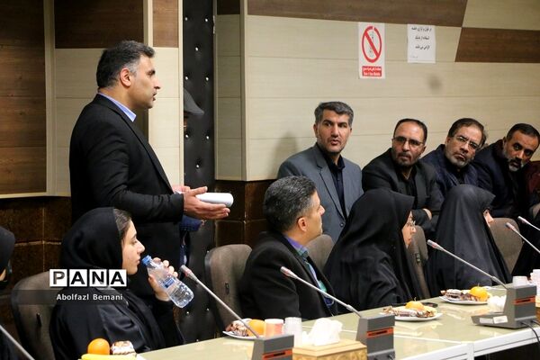 نشست صمیمانه وزیر آموزش و پرورش با خانواده‌های دانش‌آموزان آسیب دیده در قم