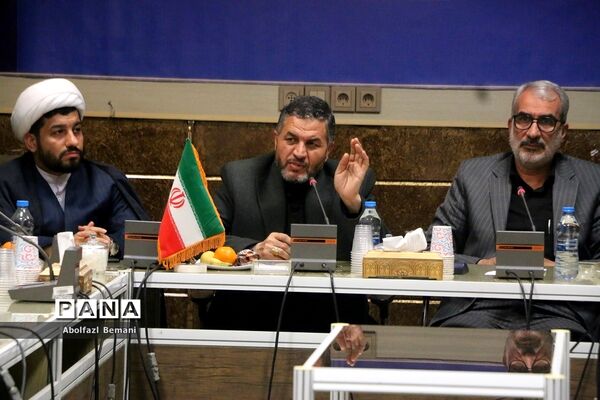 نشست صمیمانه وزیر آموزش و پرورش با خانواده‌های دانش‌آموزان آسیب دیده در قم