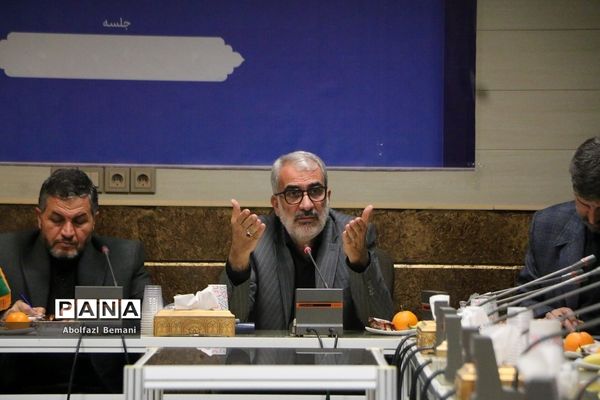 نشست صمیمانه وزیر آموزش و پرورش با خانواده‌های دانش‌آموزان آسیب دیده در قم