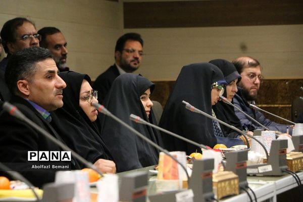 نشست صمیمانه وزیر آموزش و پرورش با خانواده‌های دانش‌آموزان آسیب دیده در قم