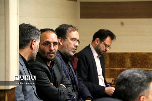 نشست صمیمانه وزیر آموزش و پرورش با خانواده‌های دانش‌آموزان آسیب دیده در قم