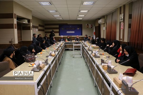 نشست صمیمانه وزیر آموزش و پرورش با خانواده‌های دانش‌آموزان آسیب دیده در قم