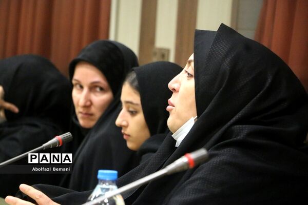 نشست صمیمانه وزیر آموزش و پرورش با خانواده‌های دانش‌آموزان آسیب دیده در قم