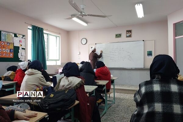 برگزاری کلاس‌های جهادتبیین در دبیرستان آزاده رودهن