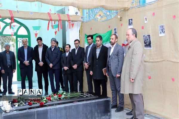 عطرافشانی و گلباران مزار شهید گمنام دانشگاه بیرجند