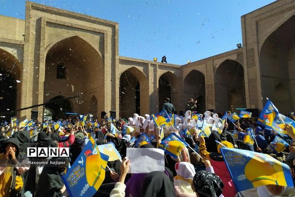 برگزاری جشن عزیزم حسین در ورامین با حضور دانش‌آموزان جوادآباد