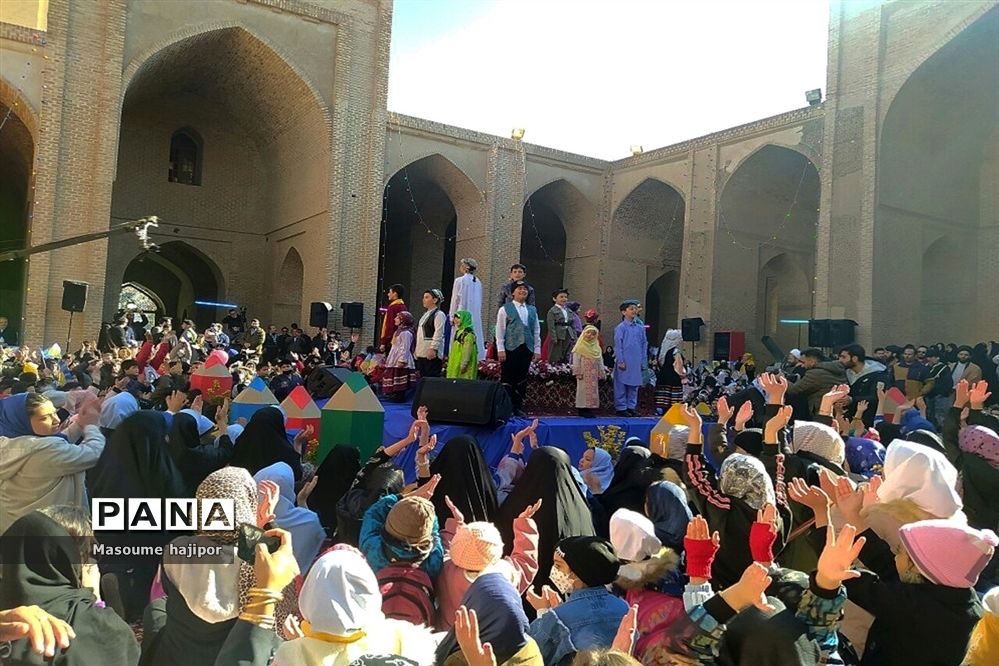 برگزاری جشن عزیزم حسین در ورامین با حضور دانش‌آموزان جوادآباد