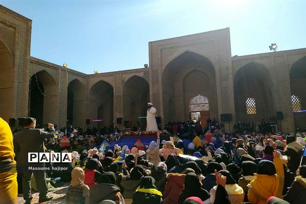 برگزاری جشن عزیزم حسین در ورامین با حضور دانش‌آموزان جوادآباد