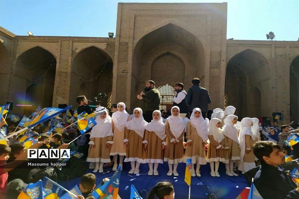 برگزاری جشن عزیزم حسین در ورامین با حضور دانش‌آموزان جوادآباد