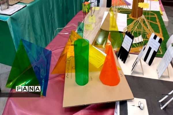 برگزاری نمایشگاه دست سازه های  دانش‌آموزان دبیرستان شهید زارع ناحیه 3 کرج