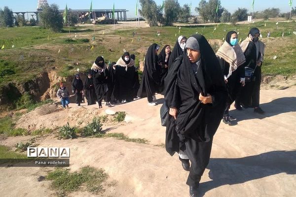 بازدید کاروان دختران دانش‌آموز از فتح‌المبین در اردوی راهیان نور