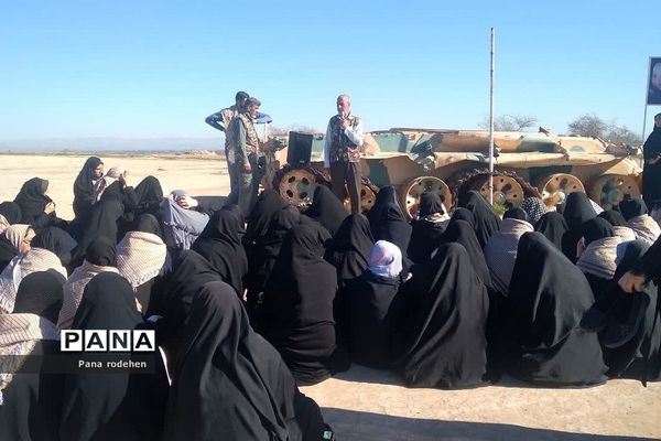 بازدید کاروان دختران دانش‌آموز از فتح‌المبین در اردوی راهیان نور