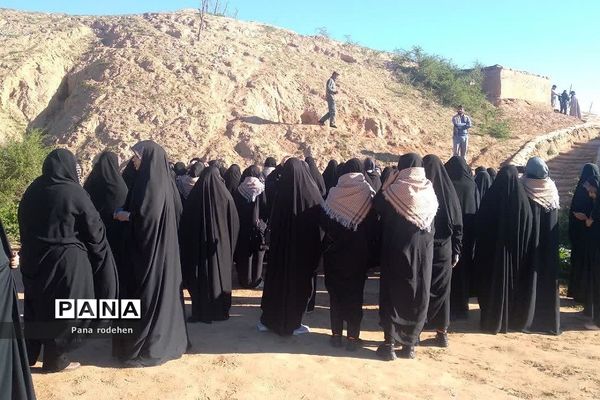 بازدید کاروان دختران دانش‌آموز از فتح‌المبین در اردوی راهیان نور