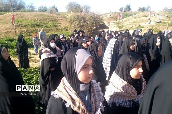 بازدید کاروان دختران دانش‌آموز از فتح‌المبین در اردوی راهیان نور