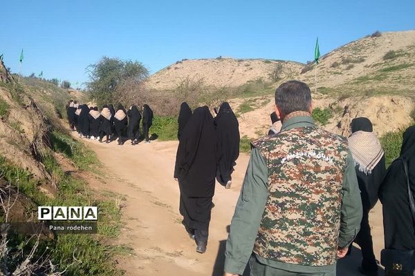 بازدید کاروان دختران دانش‌آموز از فتح‌المبین در اردوی راهیان نور