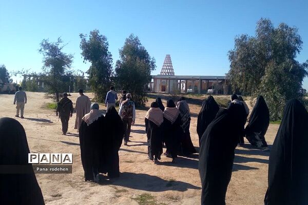 بازدید کاروان دختران دانش‌آموز از فتح‌المبین در اردوی راهیان نور