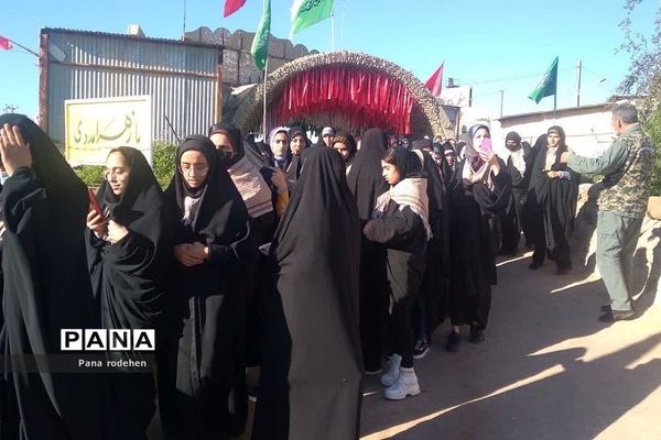 بازدید کاروان دختران دانش‌آموز از فتح‌المبین در اردوی راهیان نور