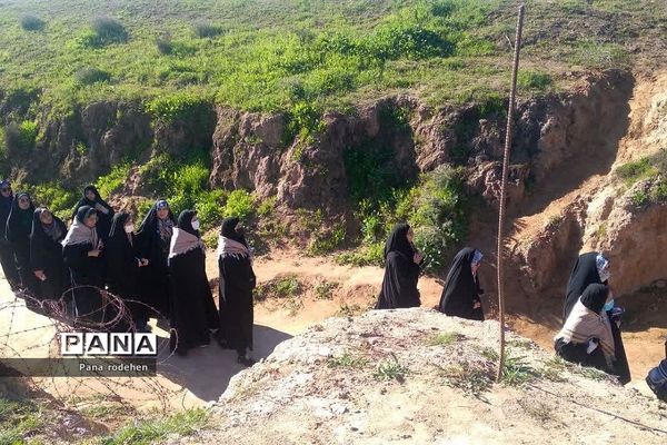 بازدید کاروان دختران دانش‌آموز از فتح‌المبین در اردوی راهیان نور