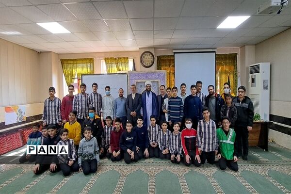 برگزاری نماز جماعت در دبیرستان علی بن ابیطالب ناحیه 3 کرج