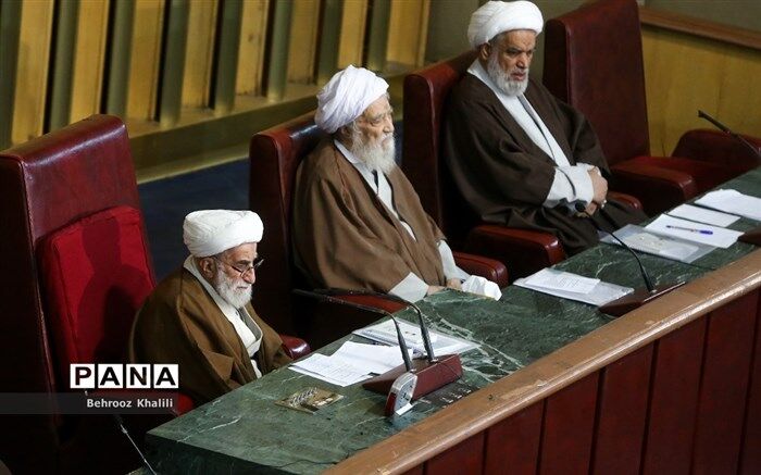 مسئولان برای حل مشکلات اقتصادی مردم تلاش کنند